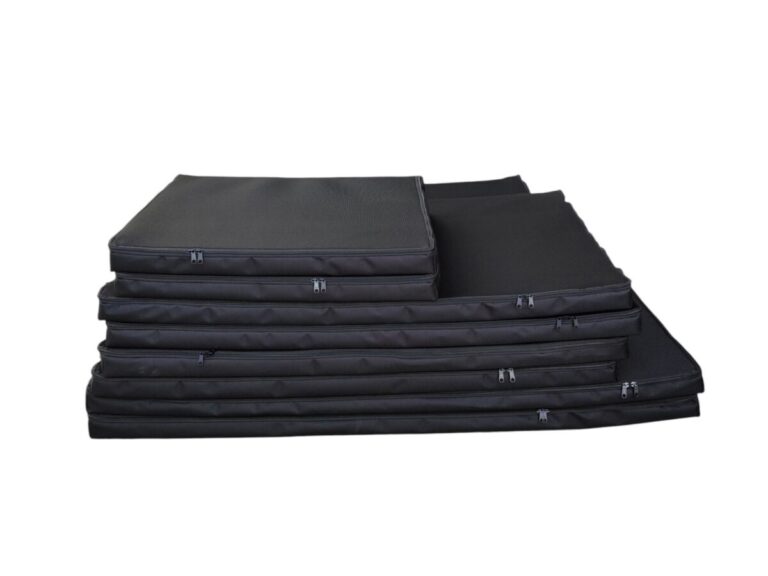 maty-dezynfekcyjne-przejściowe-ułożone-warstwowo-czarne-białe-tło